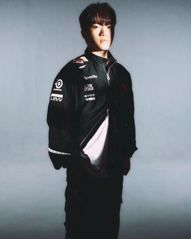 T1分享队员新赛季队服宣传照：展现选手独特的剪影和存在感